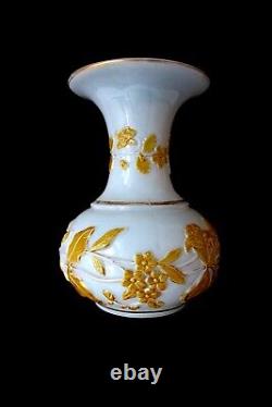 Antique French Baccarat Napoléon III opaline glass vase 1845-1870