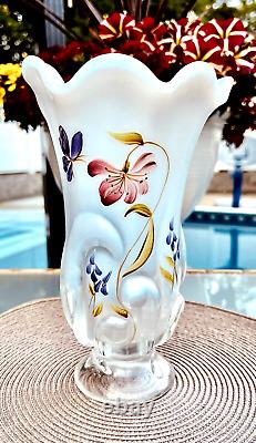 FentonHP FRENCH OPALESCENT IRIDIZED SATIN GLASS STARGAZER BUTTERFLY VASE2006