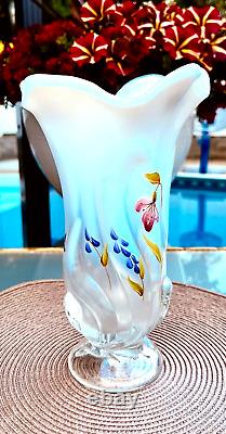 FentonHP FRENCH OPALESCENT IRIDIZED SATIN GLASS STARGAZER BUTTERFLY VASE2006