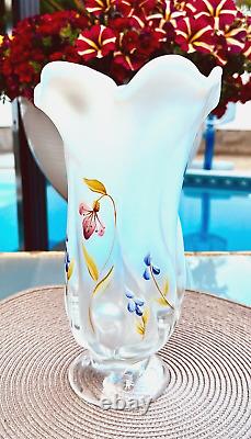 FentonHP FRENCH OPALESCENT IRIDIZED SATIN GLASS STARGAZER BUTTERFLY VASE2006