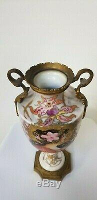 French antique vase signed by the artist. (1890-1910)