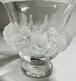 Lalique Dampierre Birds Vase Satin Birds Crystal designer Marc Lalique. (1984)