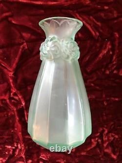 Lalique Vintage Oeillets Carnation Vase